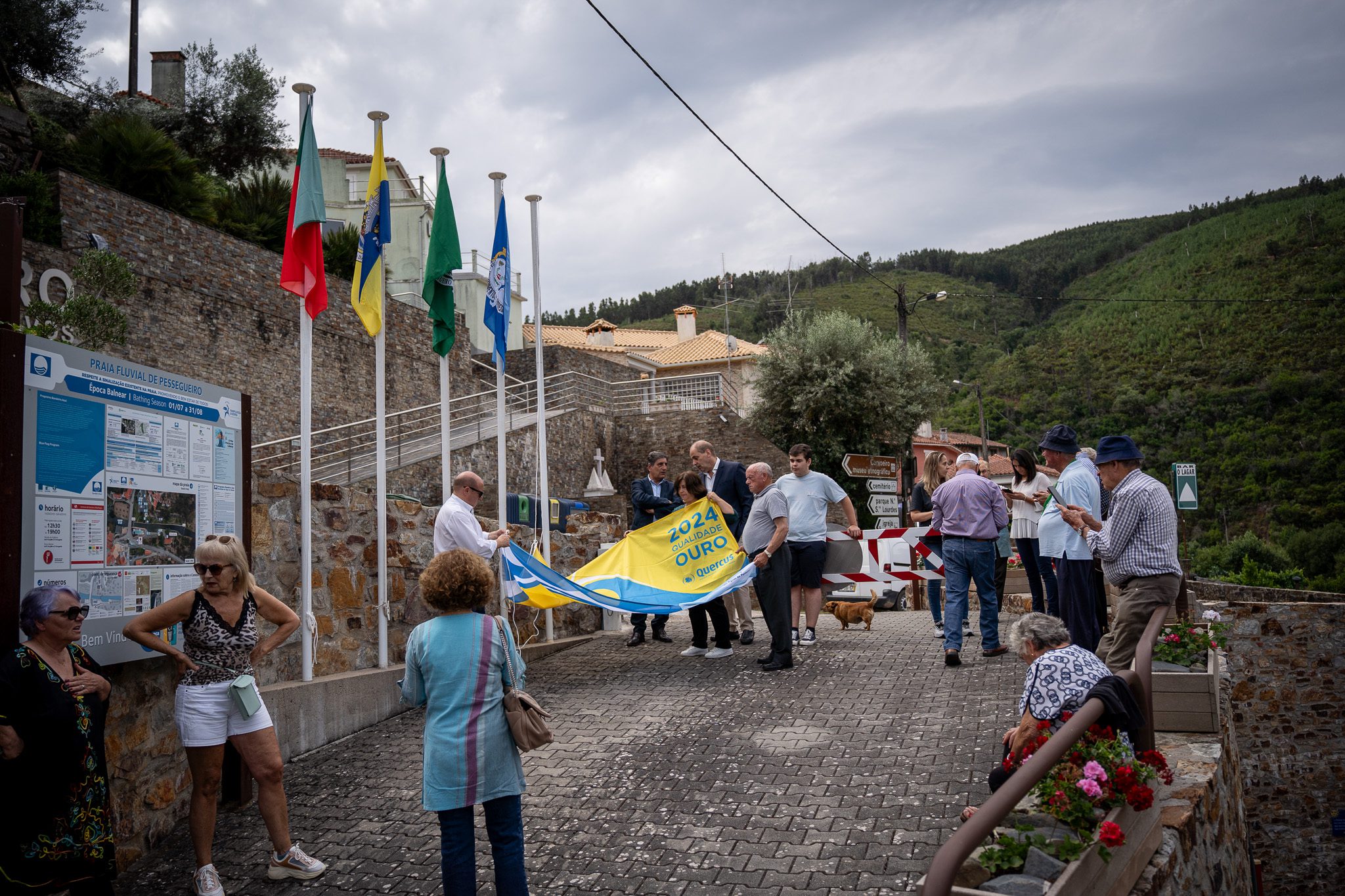 Featured image for “Bandeira “Qualidade de Ouro 2024” hasteada na praia fluvial de Pessegueiro, na Pampilhosa da Serra”