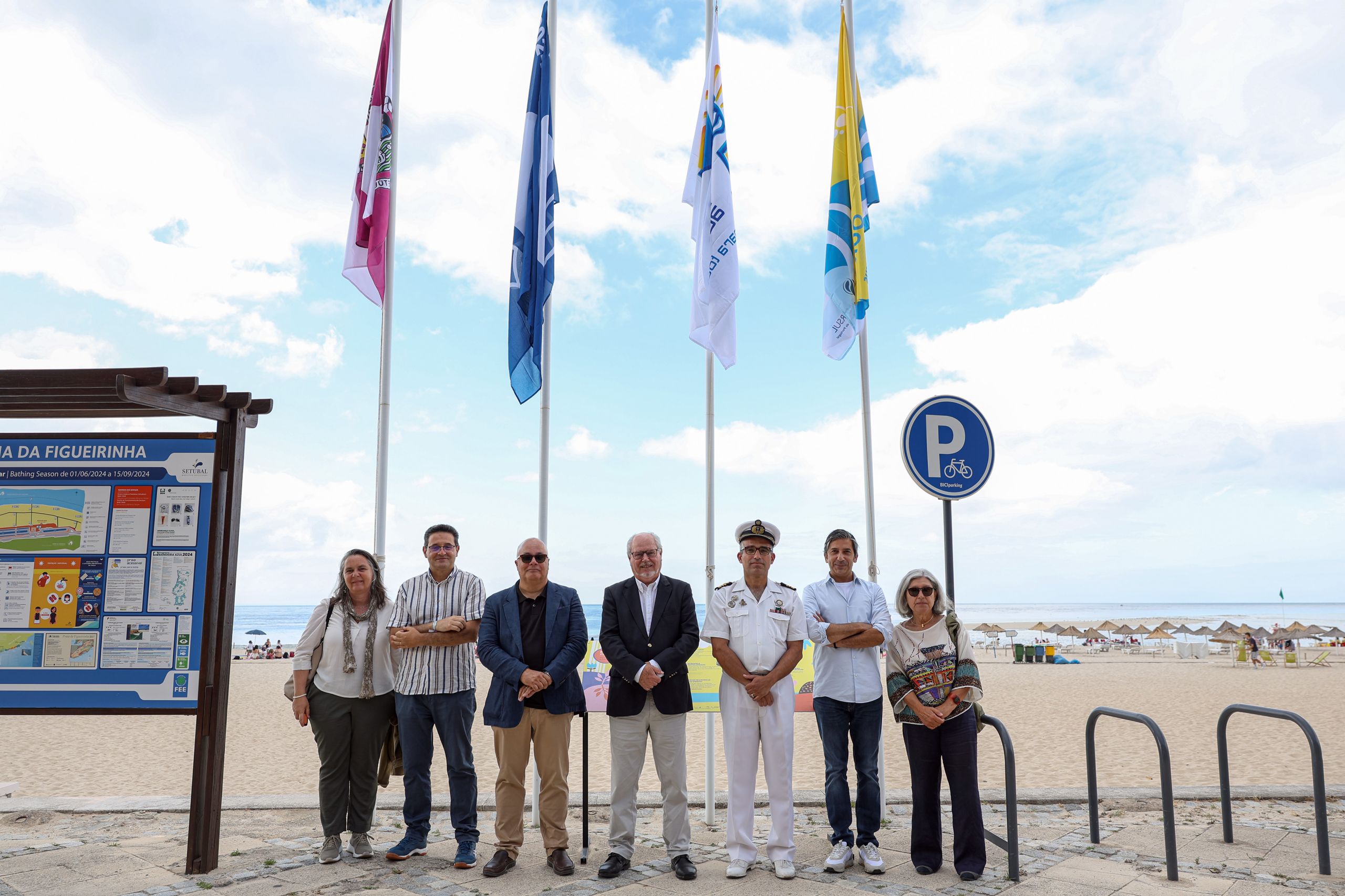 Featured image for “Bandeira “Qualidade de Ouro 2024” hasteada na praia da Figueirinha, Setúbal”