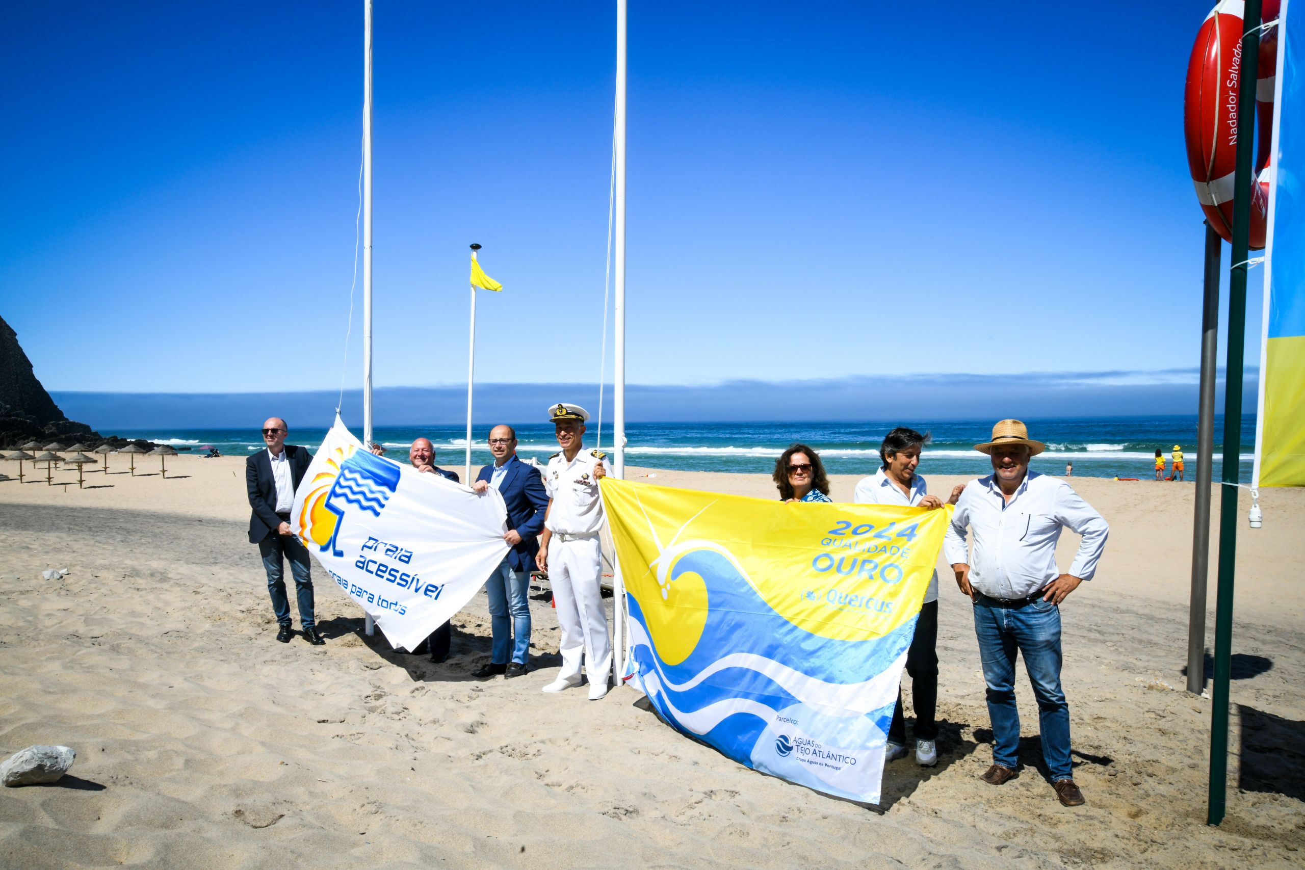 Featured image for “Bandeira “Qualidade de Ouro 2024” hasteada na praia Grande de Sintra”