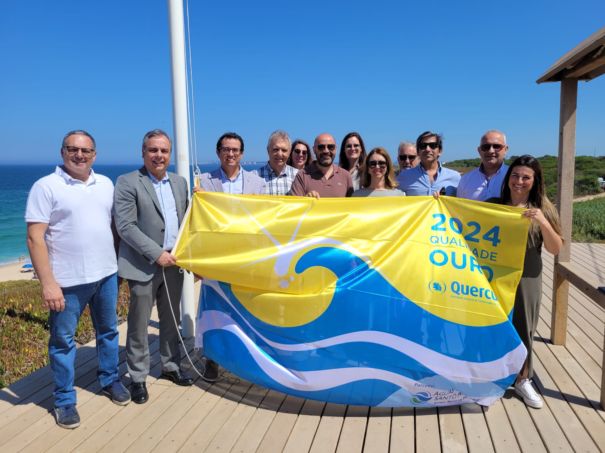 Featured image for “Bandeira “Qualidade de Ouro 2024” hasteada na praia Grande de Porto Covo em Sines”