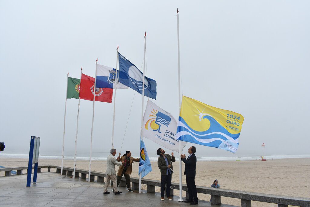 Featured image for “Bandeira “Qualidade de Ouro 2024” hasteada na praia da Torreira na Murtosa”