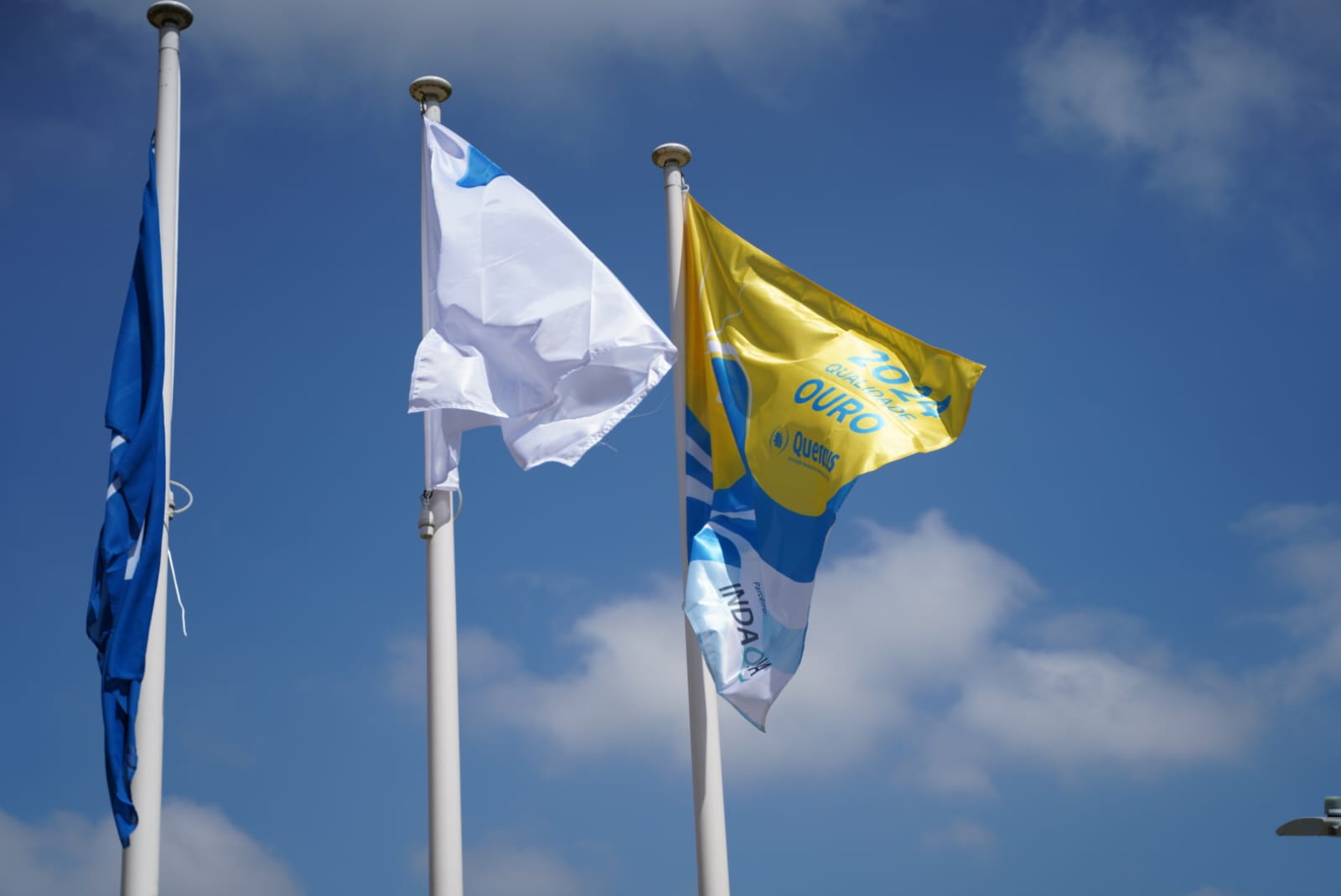 Featured image for “Bandeira “Qualidade de Ouro 2024” hasteada na praia fluvial da Mâmoa em Santa Maria da Feira”