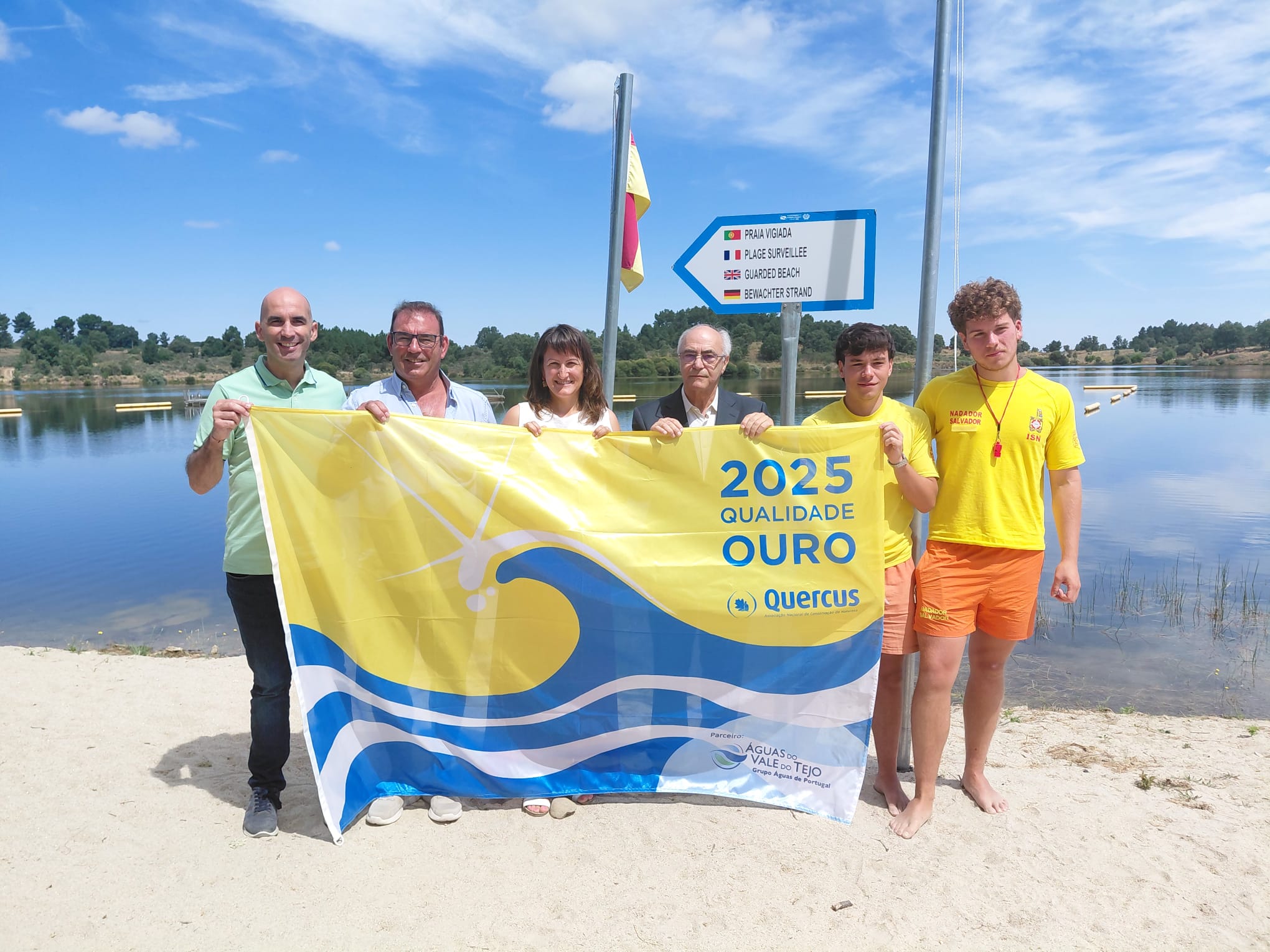 Featured image for “Bandeira dourada hasteada na Albufeira de Alfaiates, no Sabugal, uma das 49 praias fluviais distinguidas pela Quercus”