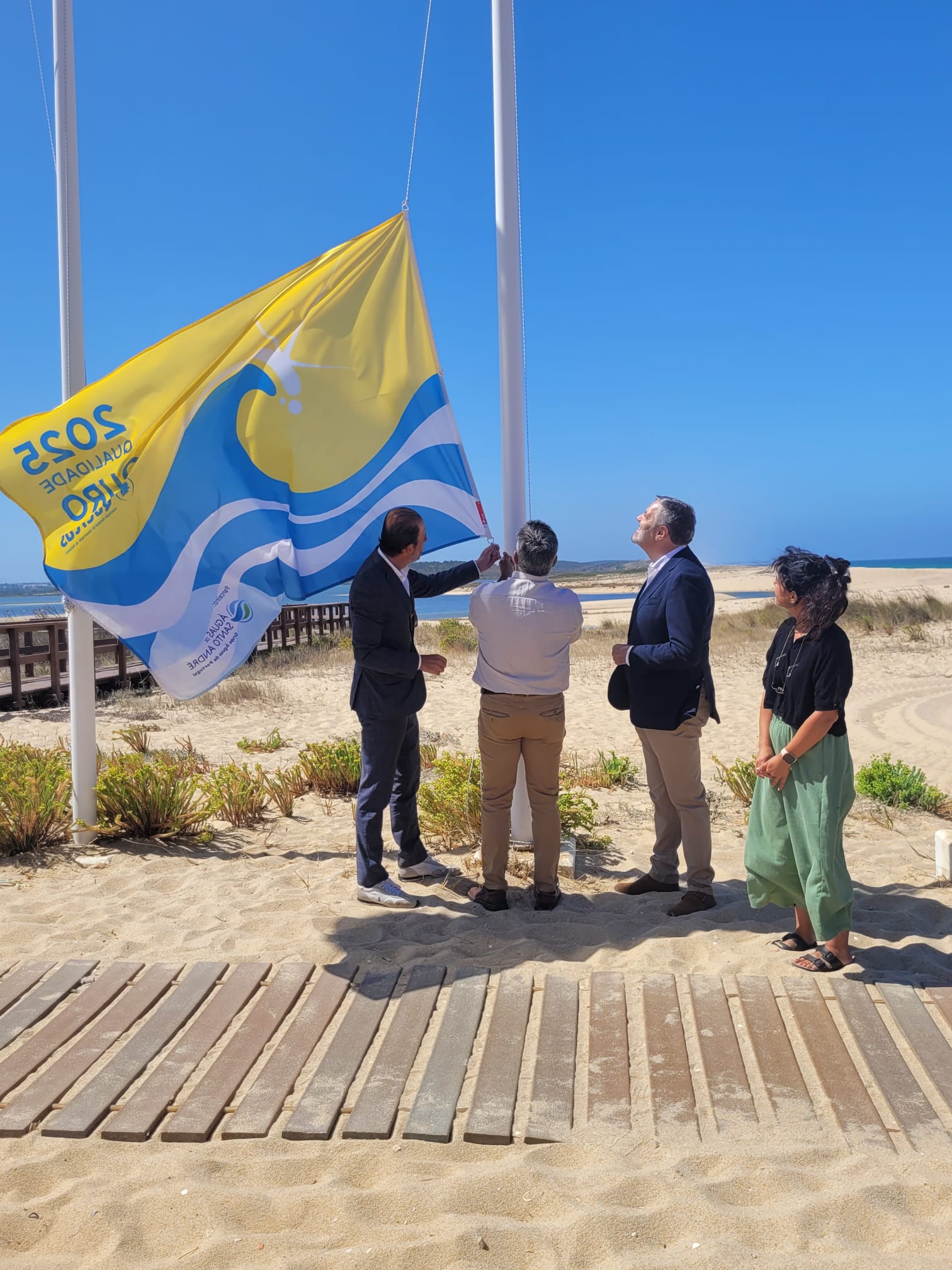 Featured image for “Quercus distingue 36 praias no Alentejo e hasteia a bandeira dourada na praia da Costa de Santo André, em Santiago do Cacém”