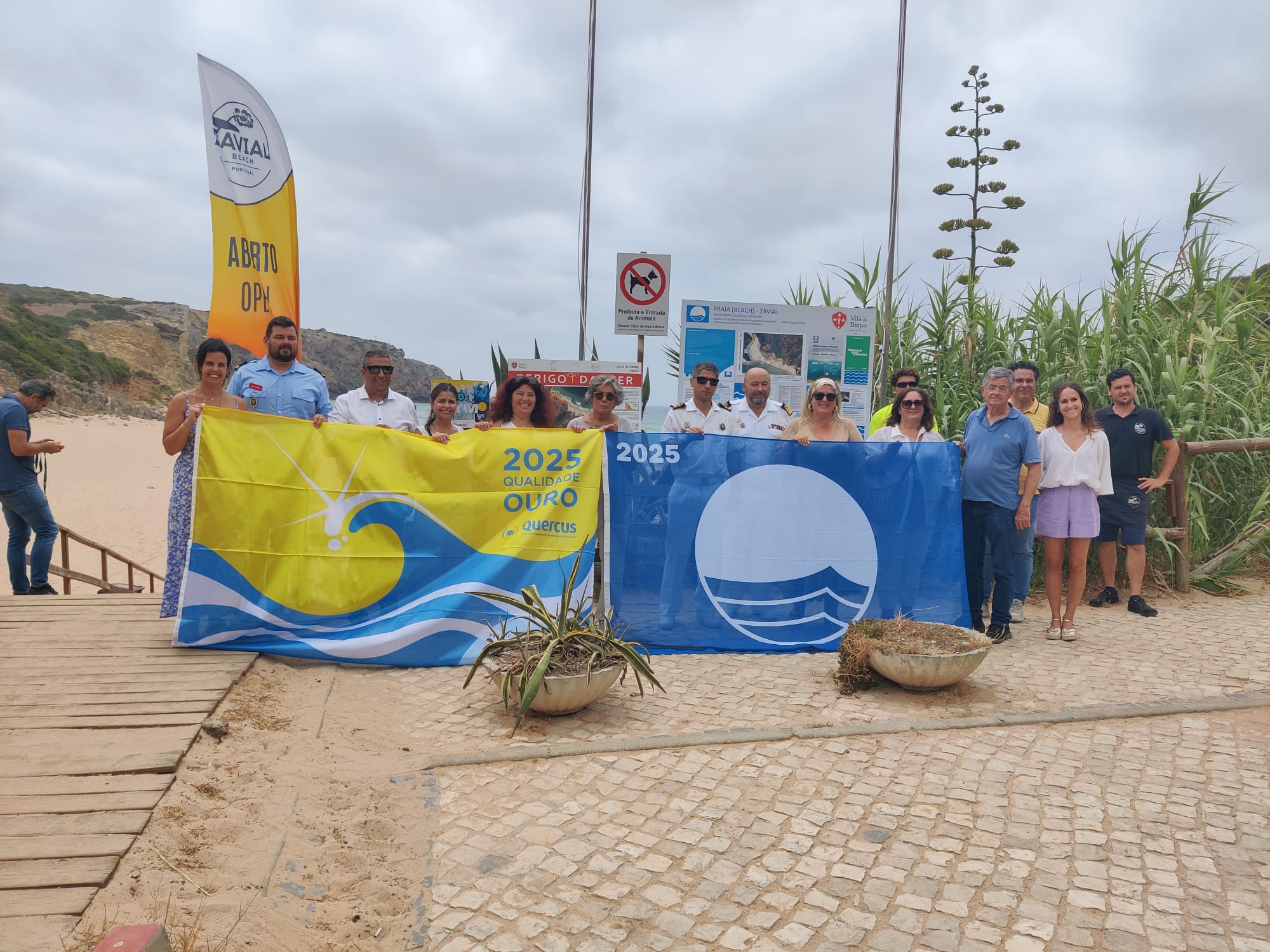 Featured image for “84 praias distinguidas no Algarve: Vila do Bispo recebeu cerimónia do hastear do galardão”